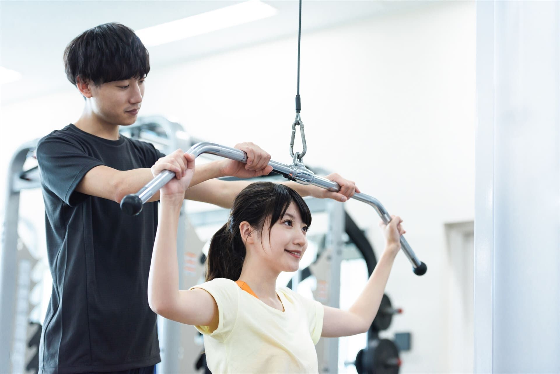 指導する男性スタッフ