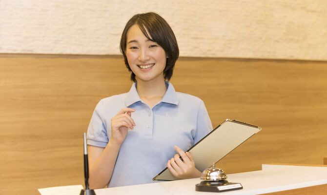 受付の女性