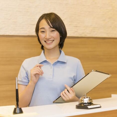 受付の女性