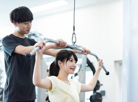 指導する男性スタッフ