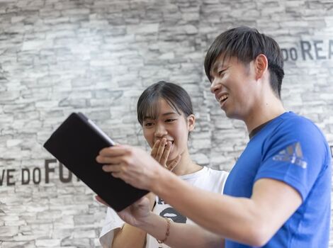 笑顔の男性インストラクター