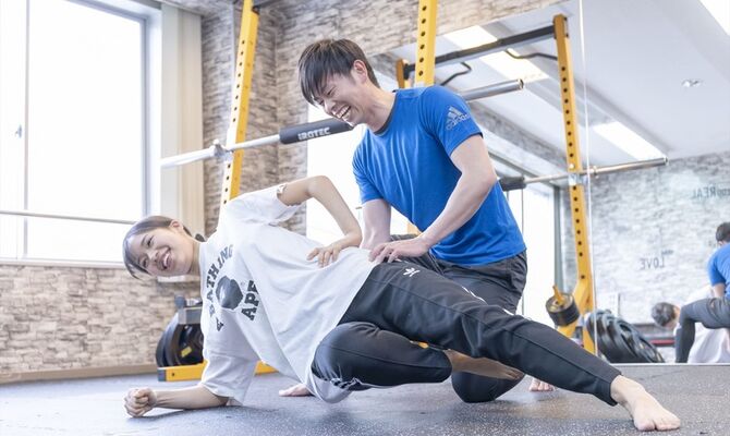 腹斜筋の指導を行うインストラクター