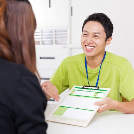 指導内容を説明するパーソナルトレーナー