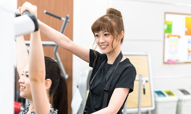 指導する女性スタッフ